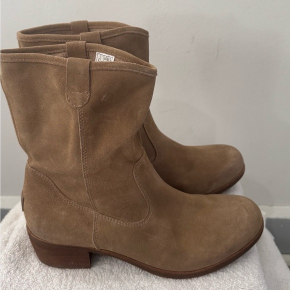 SOLD 🥰UGG RIONI Suede Tan Boots Size 10 - Picture 3 of 8